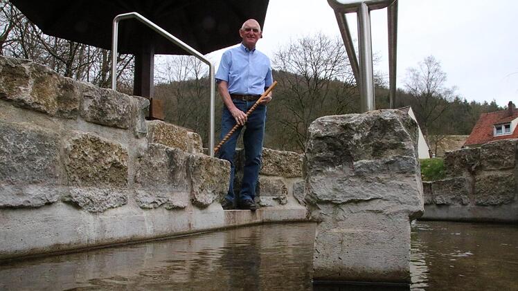 Reinhold Müller an der Wassertretanlage in Schwabthal, die er in eine der Touren  einbezieht.Matthias Einwag
