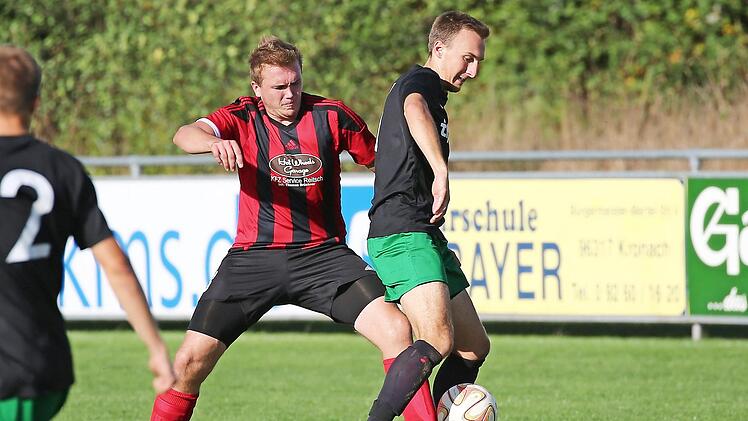 Die Reitscher um Daniel Drews (rotes Trikot) müssen am Wochenende zweimal ran. Zuerst am Freitag gegen den SV Gifting und am Sonntag beim FC Unter-/Oberrodach. Florian Wachter und der TSV Neukenroth erwarten ebenfalls die Giftinger zum Spitzenspiel der Kreisklasse 4.  Foto: Heinrich Weiß