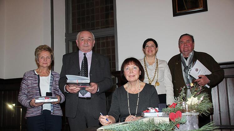 Leni Hofmann und Bernhard Roth (v.l.) erhielten die silberne Ehrenmedaille der Stadt Kronach. An Gisela Zaich, die sich  ins goldene Buch einträgt, und Horst Böhm, übergab Angela Hofmann die Medialle in Gold.  Foto: Andreas Schmitt