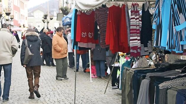 Der Herbst kommt und der Kleiderschrank muss auf dickere Kleidung umgestellt werden - da biete sich ein Besuch beim Herbstmarkt in Bad Brückenau an.   Foto: Archiv
