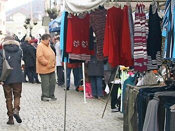Der Herbst kommt und der Kleiderschrank muss auf dickere Kleidung umgestellt werden - da biete sich ein Besuch beim Herbstmarkt in Bad Brückenau an.   Foto: Archiv