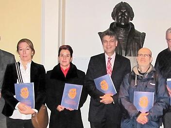 Bei der Vorstellung des Reformationsmagazins (von links) Klaus Anderlik, Leiter Amt für Schulen, Kultur und Bildung, Iris Kroon-Lottes, Redaktion/Texte, Jana Lindner-Okrusch vom Sponsor Sparkasse Coburg-Lichtenfels, Dekan Stefan Kirchberger, Aaron Rößner, CO3Design und Oberbürgermeister Norbert Tessmer  Foto: Martin Koch