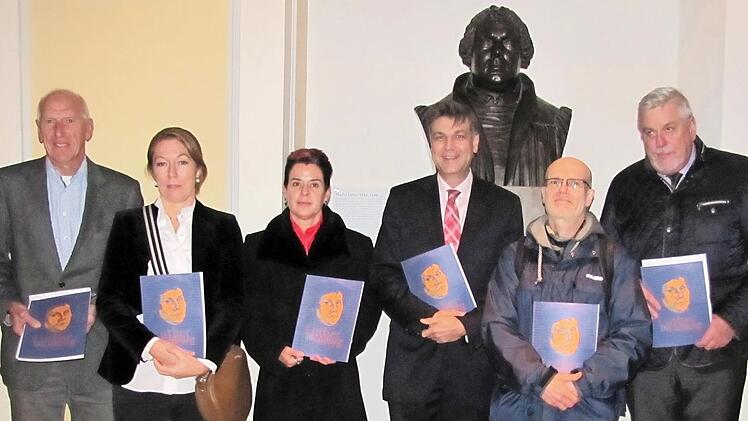 Bei der Vorstellung des Reformationsmagazins (von links) Klaus Anderlik, Leiter Amt für Schulen, Kultur und Bildung, Iris Kroon-Lottes, Redaktion/Texte, Jana Lindner-Okrusch vom Sponsor Sparkasse Coburg-Lichtenfels, Dekan Stefan Kirchberger, Aaron Rößner, CO3Design und Oberbürgermeister Norbert Tessmer  Foto: Martin Koch