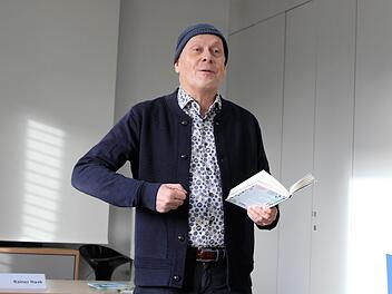 Bestsellerautor Rainer Haak im Mehrgenerationenhaus  Foto: Werner Vogel