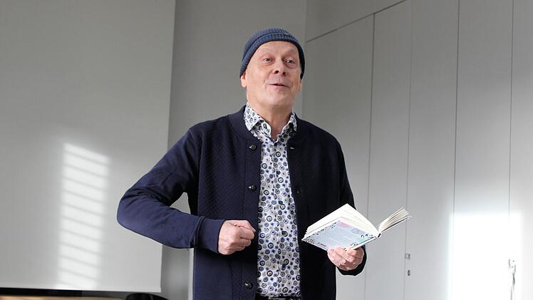 Bestsellerautor Rainer Haak im Mehrgenerationenhaus  Foto: Werner Vogel