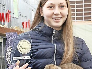 Luisa Boßecker freut sich dass, sie für ihre Zucht mit Deutschen Kleinwidder-Kaninchen wildfarben mit dem den Jugend-Ehrenpreis ausgezeichnet wurde.