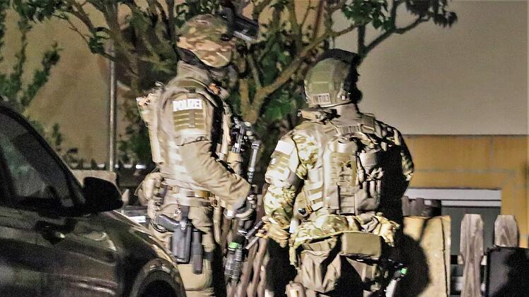 Erlangen: SEK st&uuml;rmt Wohnung nach Instagram-Video - daher kam der laute Knall