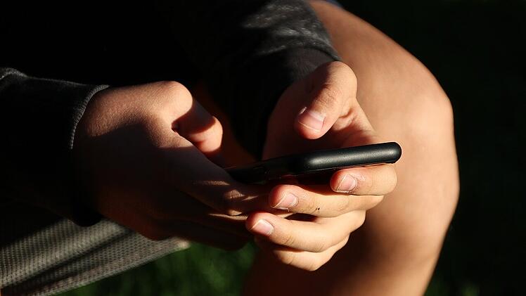 Möchtest du dein Kind vor bestimmten Inhalten schützen, könnte dies unter anderem über Spyware gelingen.