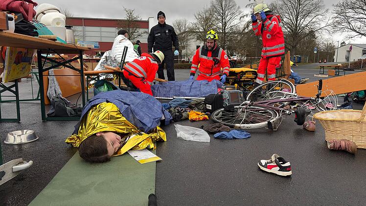 160 Einsatzkr&auml;fte proben den Ernstfall: Auto rast in Menschenmenge bei fiktivem Anschlag