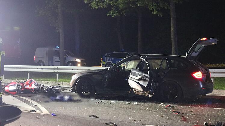 Schwerer Unfall auf Bundesstra&szlig;e: Motorradfahrer stirbt nach schwerem Zusammensto&szlig;
