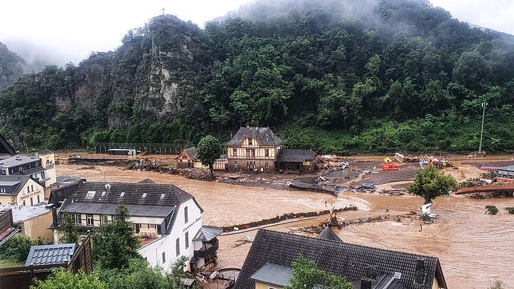 "Land unter": In Altenahr sterben durch die Flutkatastrophe sieben Menschen. Insgesamt werden zudem 16 von 17 Br&uuml;cken zerst&ouml;rt, die Strom- und Wasserversorgung bricht zusammen. Die sp&auml;tere Landr&auml;tin Cornelia Weigand h&auml;lt am Tag danach dieses Bild der Verw&uuml;stung fest.