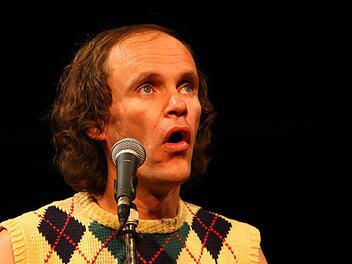 Der Mahner in Denkerpose: Olaf Schubert philosophiert am Montag ab 20 Uhr in der Bayreuther Stadthalle über die Welt und seine Rolle als Retter derselben. Foto: Jochen Nützel
