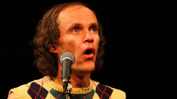 Der Mahner in Denkerpose: Olaf Schubert philosophiert am Montag ab 20 Uhr in der Bayreuther Stadthalle über die Welt und seine Rolle als Retter derselben. Foto: Jochen Nützel