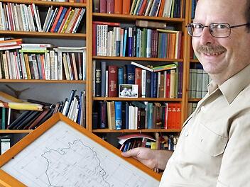 Christian Müssig hält eine Karte seines neuen alten Seelsorgegebiets in den Händen. Foto: Arkadius Guzy