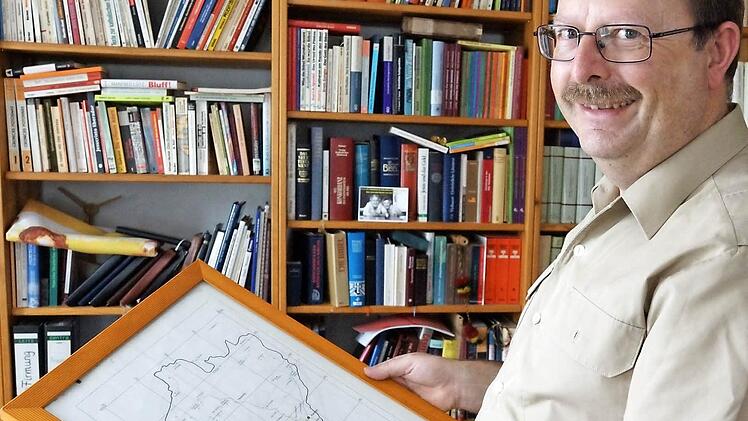 Christian Müssig hält eine Karte seines neuen alten Seelsorgegebiets in den Händen. Foto: Arkadius Guzy