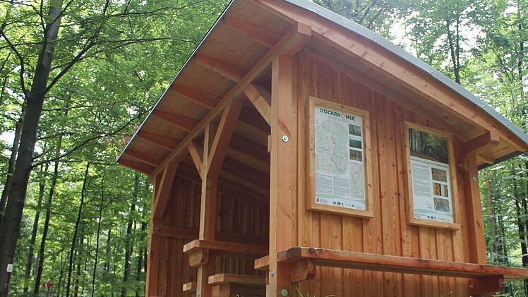 Der "Naturpark und Biosphärenreservat Bayerische Rhön" kann sich sehen lassen, wie auch diese Wetterschutzhütte mit Info-Tafeln im Gemeindewald zwischen Premich und Frauenroth.Foto: Benedikt Borst