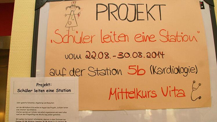 Ein Schild weist Patienten und Besucher auf das Projekt hin.