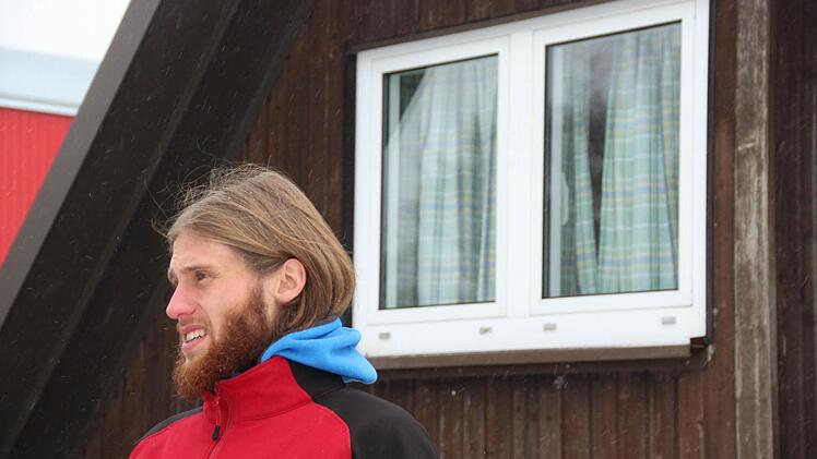 Stephan Heil vor einem Bungalow am Volkersberg.