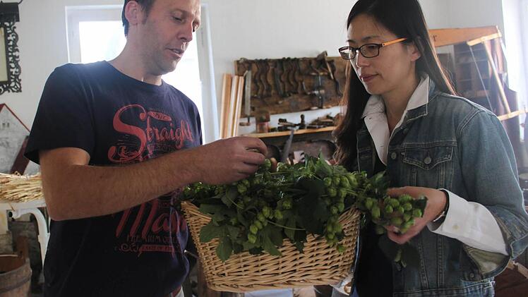 Sie haben eine gemeinsame Leidenschaft, nämlich das Bier: Der Zweite Vorsitzende des Brau- und Büttnermuseums, Günter Eckert, und die 37-jährige Jihee Lee. Foto: Veronika Schadeck