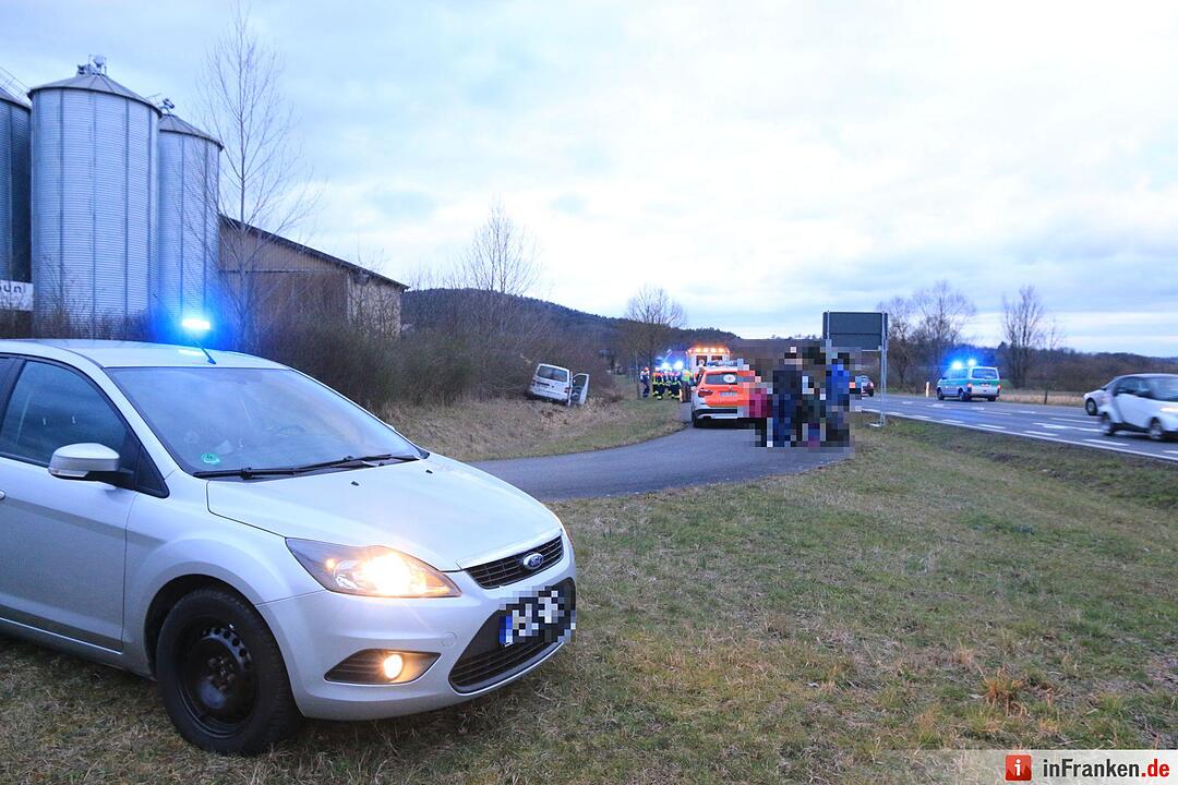 B279: Kleintransporter prallt gegen Baum
