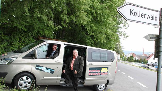 Alfred Fuchs (Gesch&auml;ftsf&uuml;hrer im Autohaus Thurn) am Steuer des Busses, der ab dem 20. Mai G&auml;ste f&uuml;r einen Euro in den Kellerwald bringen wird. Rechts im Bild: B&uuml;rgermeister Franz Streit, der Ideengeber f&uuml;r den Shuttlebus. Foto: Ekkehard Roepert