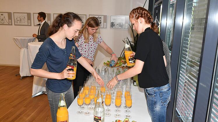 Zum Abschluss gab es auch ein Buffet, das von den Schülerinnen organisiert wurde. Foto: Ronald Rinklef