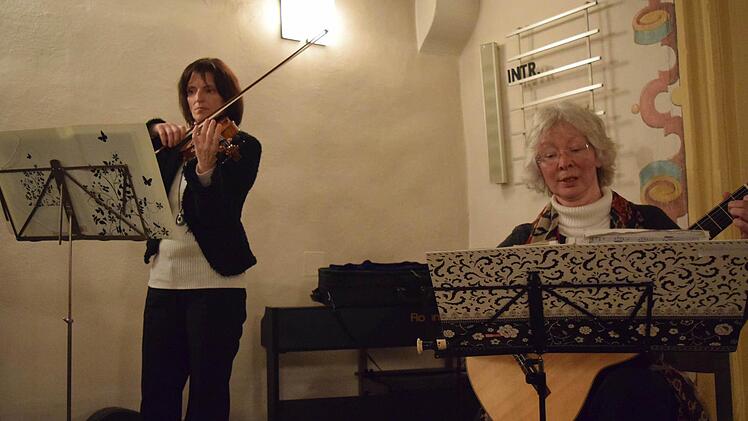 Das "Duo Melange" spielt nach jeder Geschichte ein Lied, das zur erzählten Epoche passt. Foto: Daniela Pondelicek