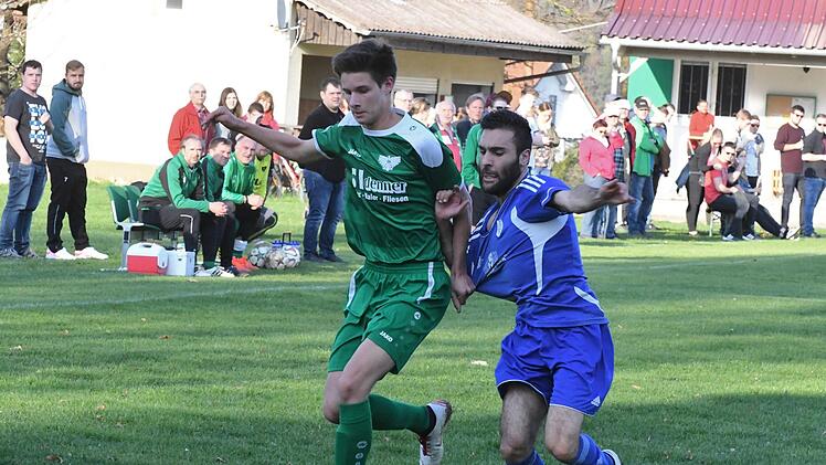 Einen 3:2-Sieg ihrer Elf sahen die Fans in Weichtungen: Hier duellieren sich DJKler Lars Wahl (links) und Abdel Alhussein vom unterlegenen TSV Münnerstadt II.Hopf
