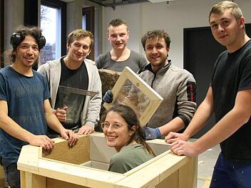 Die "Ritter von Schamottenburg", von links: Harvey Bustamante, Sven Bergmann, Christoph Klamert, Lorenz Diethelm und Maximilian Dehm sowie Lea Hartmann beim Innenausbau. Fotos: Simone Bastian