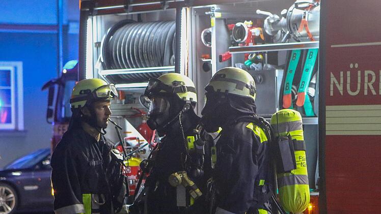 Die Nürnberger Feuerwehr rettete am Mittwochabend bei einem Einsatz im Hummelsteiner Weg eine Frau, in deren Haus ein Brand ausgebrochen war. Foto: NEWS5 / Friedrich