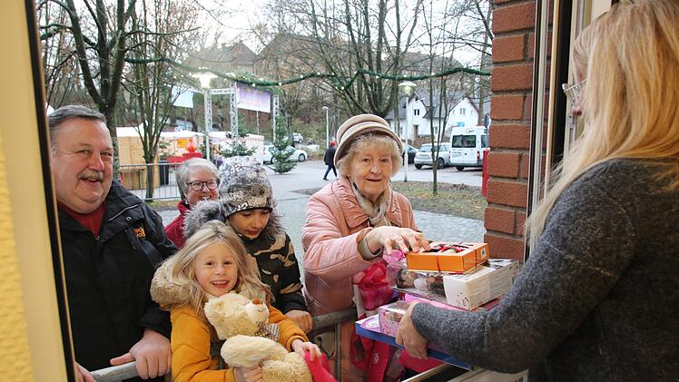 Schon seit mehr als 20 Jahren ist das BRK auf dem Nikolausmarkt vertreten. Neben der Tombola wurden auch Badezusätze in diesem Jahr verkauft. Foto: Michael Stelzner