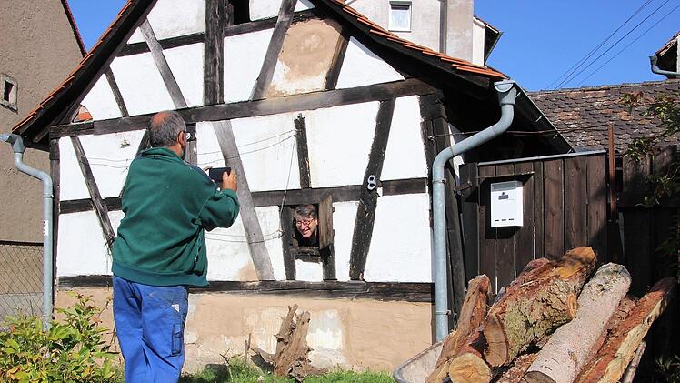Zeit für einen Schnappschuss: Bernhard Roppelt fotografiert Josef Körner, der den Kopf aus dem Dörrhäuschen streckt. Diana Fuchs