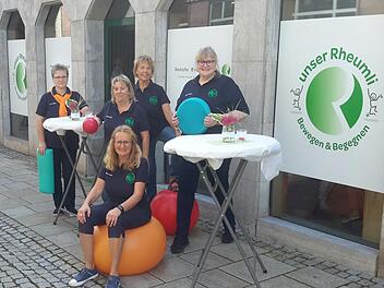 Stolz auf die neuen Räumlichkeiten in der Ludwigstrasse ist Dagmar Kühnen (rechts) zusammen mit ihrem Leitungsteam von der Arbeitsgemeinschaft Bad Brückenau der Deutschen Rheuma-Liga. Vor kurzem standen die Türen zur Besichtigung offen.
