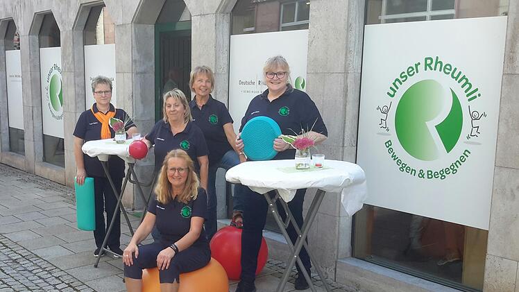 Stolz auf die neuen Räumlichkeiten in der Ludwigstrasse ist Dagmar Kühnen (rechts) zusammen mit ihrem Leitungsteam von der Arbeitsgemeinschaft Bad Brückenau der Deutschen Rheuma-Liga. Vor kurzem standen die Türen zur Besichtigung offen.
