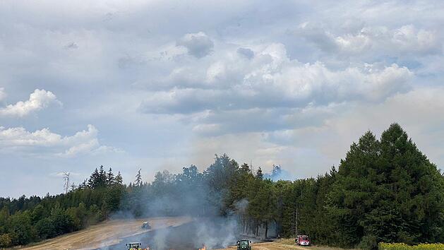 Feuerwehr und Landwirte unterst&uuml;tzten sich bei der Brandbek&auml;mpfung - wie hier  bei Kupferberg.