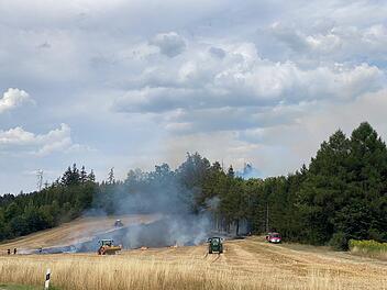 Feuerwehr und Landwirte unterstützten sich bei der Brandbekämpfung - wie hier  bei Kupferberg.