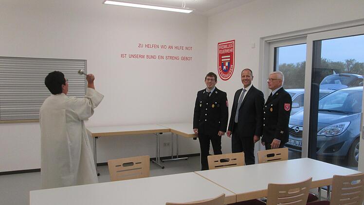 Gemeindereferentin Monika Hufnagel empfahl das neue Haus in Begleitung von Kommandant Dominik Roth, Bürgermeister Johannes Krumm und Vorsitzenden Berthold Neeb (v. l.) dem Schutz Gottes.  Foto: Winfried Ehling