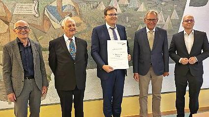 Das Bild zeigt die Stiftungsräte und Vorsitzenden Robert Wild (von links), Ortfried Kotzian, Hans Knapek mit Oberbürgermeister Dirk Vogel; in der Mitte der Jubilar Steffen Hörtler.
