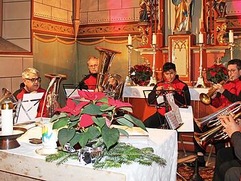 Die Blechbläser unter der Leitung von Norbert Brand (2. v. links) tragen mit alpenländischen Melodien zum Adventskonzert bei.