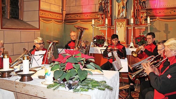 Die Blechbläser unter der Leitung von Norbert Brand (2. v. links) tragen mit alpenländischen Melodien zum Adventskonzert bei.