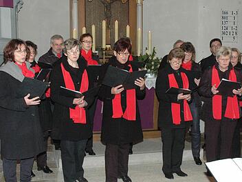 Der liturgische Chor der evangelischen Kirchengemeinde Ermershausen trat am Sonntag erstmals in einheitlicher Kleidung, rote Schals und Krawatten auf. Fotos: Gerhard Schmidt