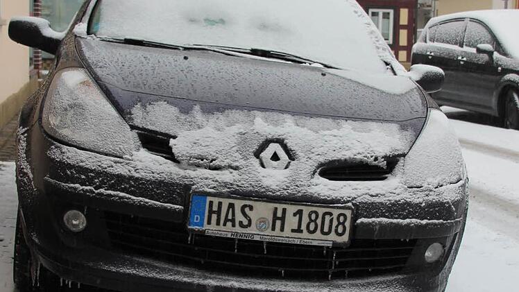 Eiszapfen an der Stoßstange. Bei den Fahrten am Sonntagnacht wurde die Frontpartie samt Scheinwerfern zum Eisberg.