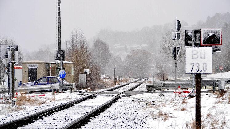 Ein Mann wollte trotz Warnlichts den Trebgaster Bahnübergang überqueren. Das brachte ihn jetzt vor Gericht. Foto: Karl Heinz Weber