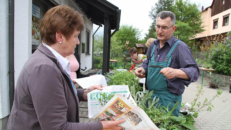 Werner Schilling, Vorsitzender des Gartenbauvereins Neuensee, wurde für sein Engagement ausgezeichnet. Auf dem Bild ist er beim diesjährigen Pflanzentauschtag in Neuensee zu sehen.