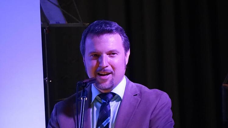 Einen Teil des Lebensweges seiner Schülerinnen und Schüler konnte Rektor Philipp Arnold begleiten. Aber jetzt müssen sie alleine gehen. Viel Mut und Engagement und die richtigen Ziele gibt er ihnen als gute Wünsche auf den Lebensweg mit.