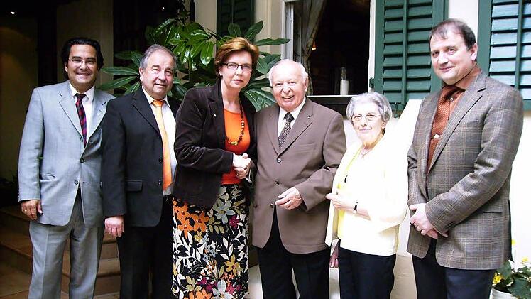 Das Bild entstand beim 85. Geburtstag von Otto Pschorn (Mitte) im Mai 2007. Es zeigt ihn mit seiner Frau und Gratulanten vom Bayerischen Hotel- und Gaststättenverband. Foto: privat