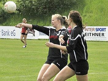 Die Angreiferinnen Olga Blehm (vorne) und Petra Eigner (links) geben am Sonntag mit dem ATS ihre Abschiedsvorstellung im Stadion Weiher. Foto: Karl Heinz Weber