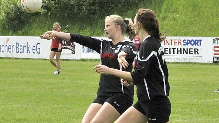 Die Angreiferinnen Olga Blehm (vorne) und Petra Eigner (links) geben am Sonntag mit dem ATS ihre Abschiedsvorstellung im Stadion Weiher. Foto: Karl Heinz Weber