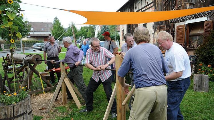 Starke Männer packten an beim Geschichte-Projekt. Das waren, von links: Erhard Ankenbrand (Prappach), Rudi Bätz, Alexander Herrmann (beide Königsberg), Eugen Kriwobokow (Prappach), Ernst Hümmer (Junkersdorf) sowie Michael Burkard (Königsberg).  Fotos: Gerold Snater