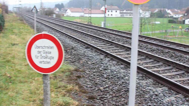 Das Überschreiten der Gleise ist verboten. Fußgänger müssen einen langen Umweg durch die Unterführung in Kauf nehmen. (Foto: Friedwald Schedel)